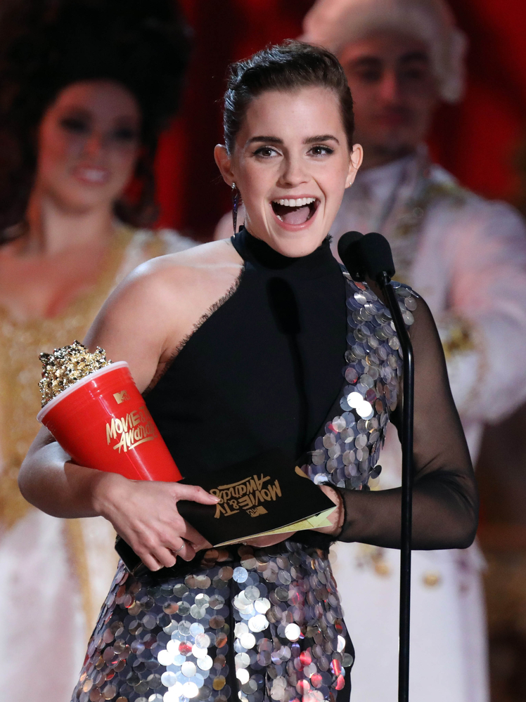 emma_watson_2017_may_7th_mtv_movie_tv_awards_04.jpg
