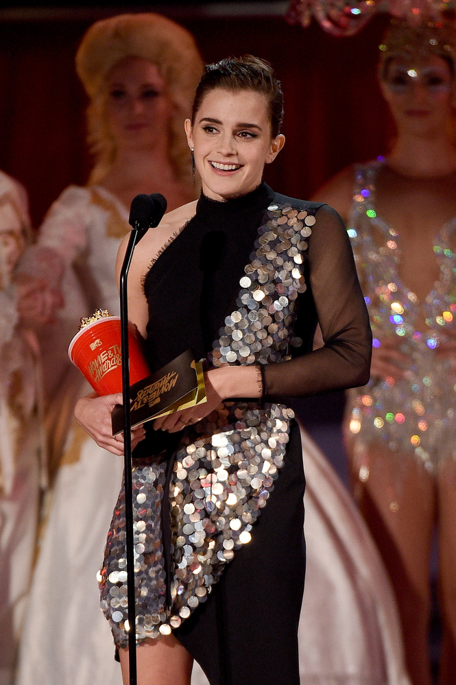 emma_watson_2017_may_7th_mtv_movie_tv_awards_06.jpg