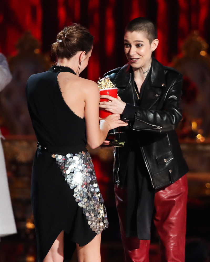 emma_watson_2017_may_7th_mtv_movie_tv_awards_12.jpg