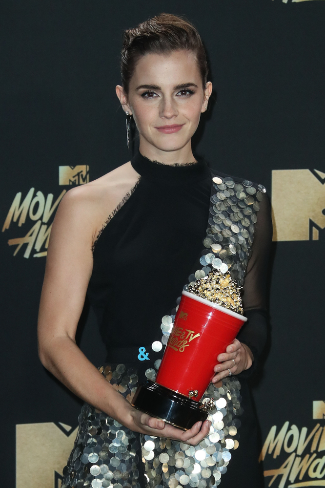 emma_watson_2017_may_7th_mtv_movie_tv_awards_163.jpg
