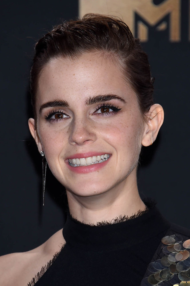 emma_watson_2017_may_7th_mtv_movie_tv_awards_212.jpg