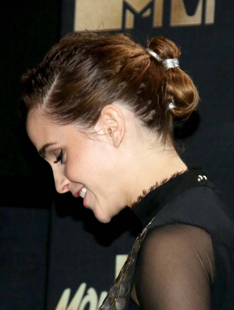 emma_watson_2017_may_7th_mtv_movie_tv_awards_219.jpg