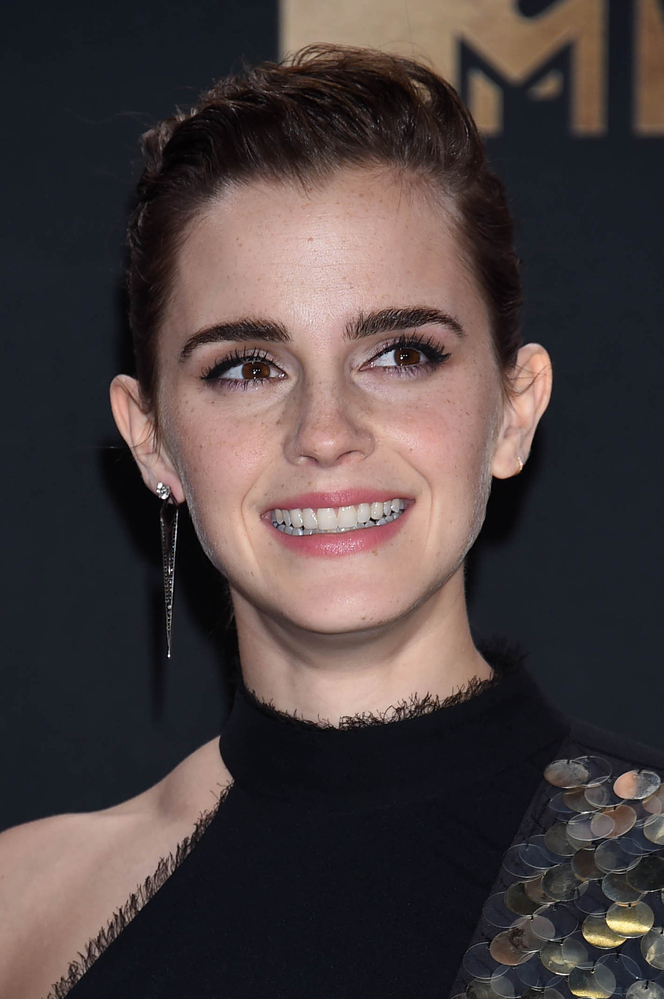 emma_watson_2017_may_7th_mtv_movie_tv_awards_418.jpg