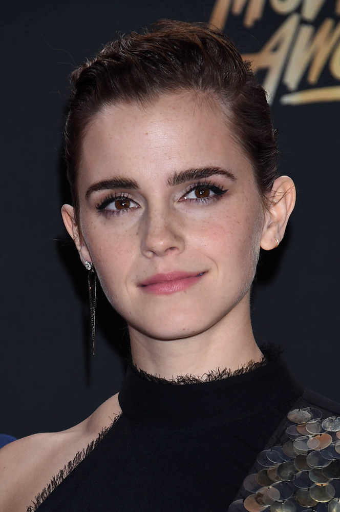 emma_watson_2017_may_7th_mtv_movie_tv_awards_419.jpg