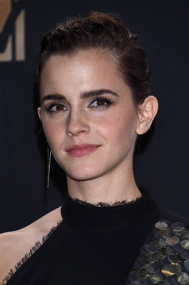 emma_watson_2017_may_7th_mtv_movie_tv_awards_420.jpg