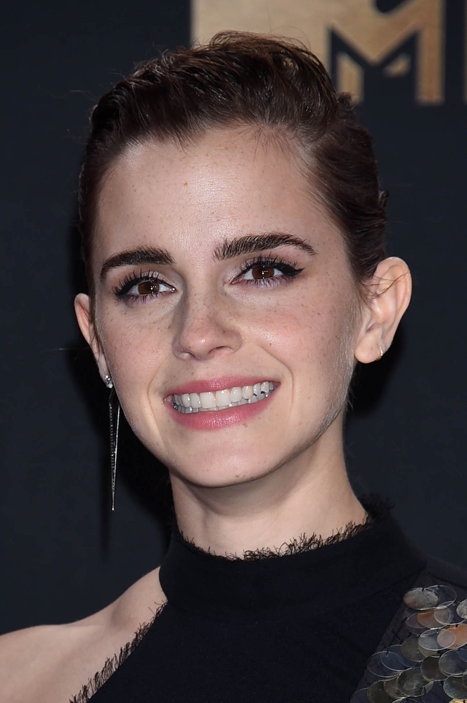 emma_watson_2017_may_7th_mtv_movie_tv_awards_422.jpg