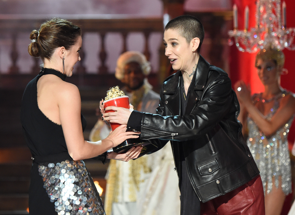 emma_watson_2017_may_7th_mtv_movie_tv_awards_488.jpg