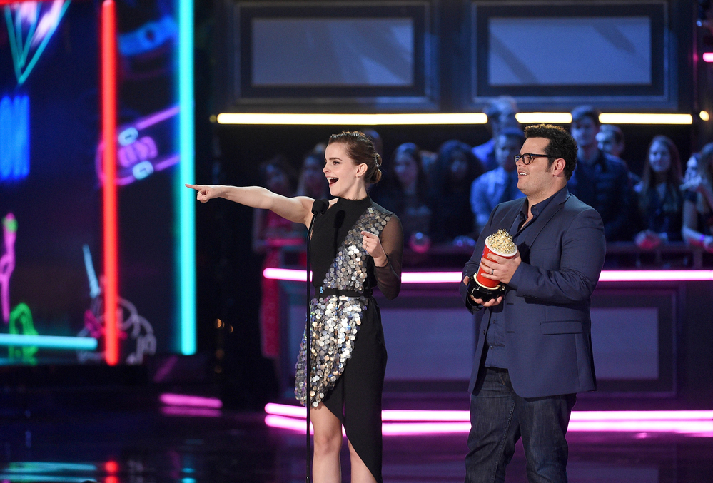 emma_watson_2017_may_7th_mtv_movie_tv_awards_510.jpg