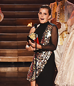 emma_watson_2017_may_7th_mtv_movie_tv_awards_01.jpg
