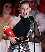 emma_watson_2017_may_7th_mtv_movie_tv_awards_04.jpg