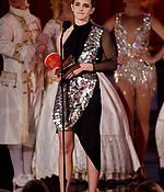 emma_watson_2017_may_7th_mtv_movie_tv_awards_08.jpg