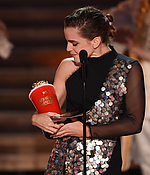 emma_watson_2017_may_7th_mtv_movie_tv_awards_19.jpg