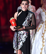 emma_watson_2017_may_7th_mtv_movie_tv_awards_26.jpg