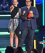emma_watson_2017_may_7th_mtv_movie_tv_awards_509.jpg