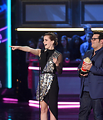 emma_watson_2017_may_7th_mtv_movie_tv_awards_510.jpg