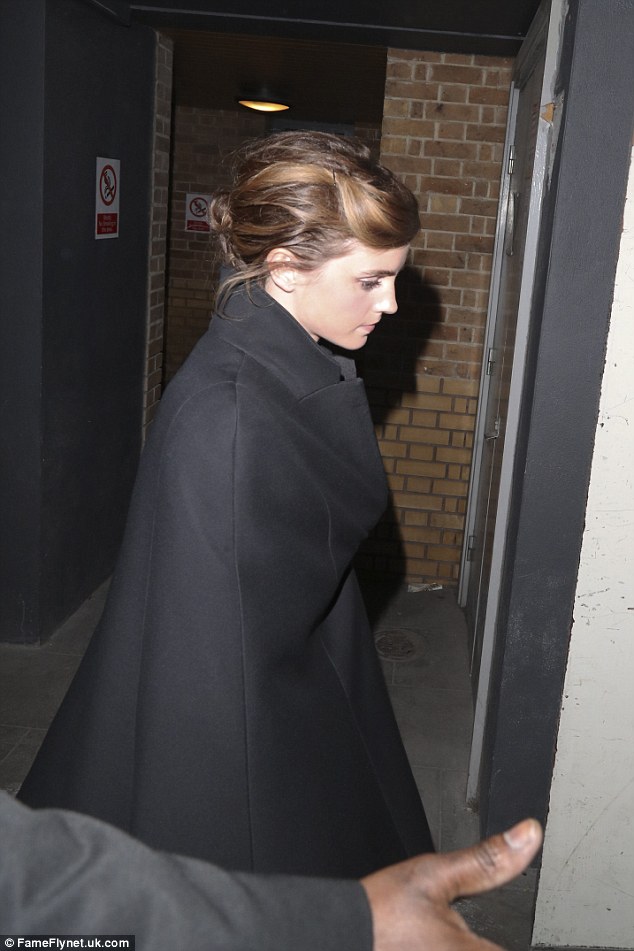 EEW_2017candid_feb13_leaves_the_elle_style_awards_in_london_18.jpg