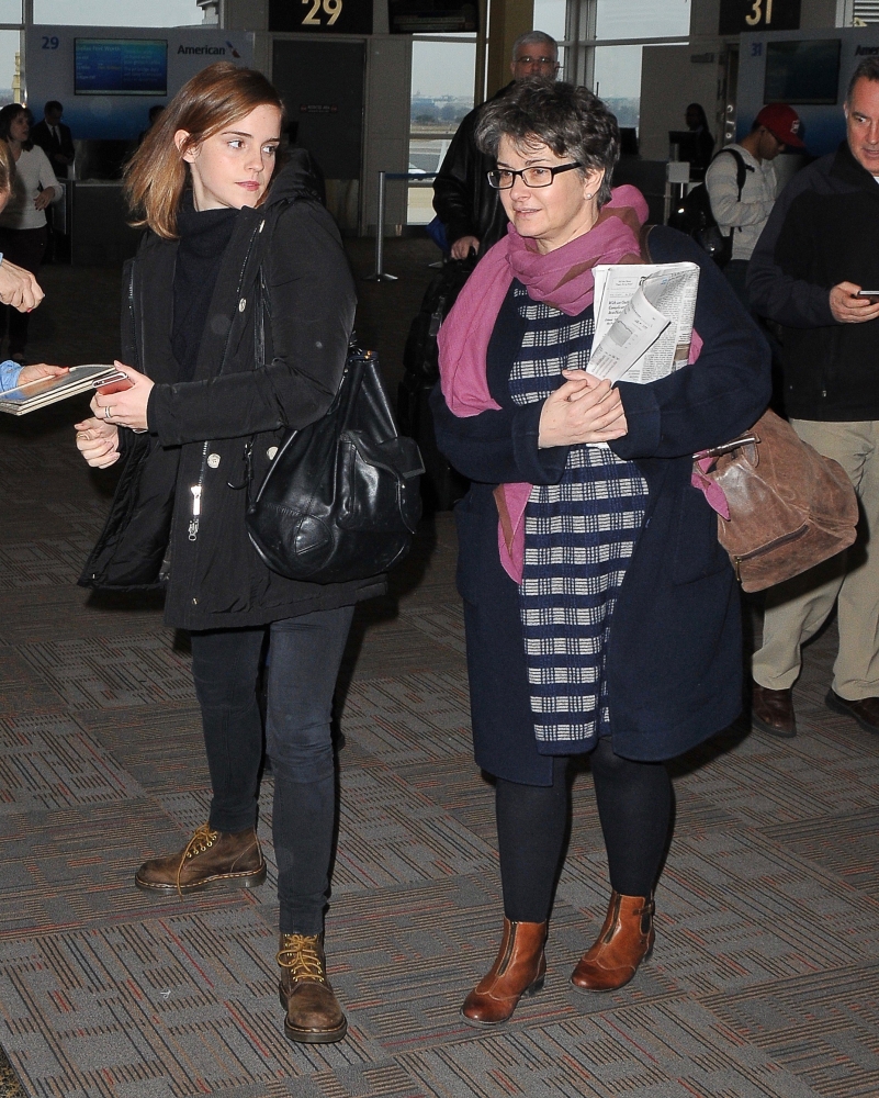 EEW_2017candid_jan20_arrives_in_washingtondc_with_her_mom_10.jpg