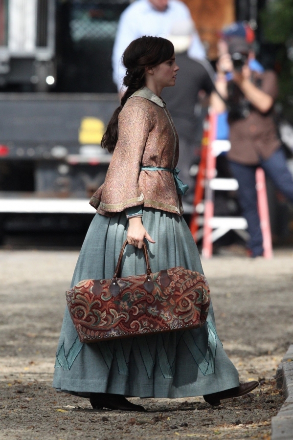 EEW_2018candid_on_set_of_little_women_in_boston_ma_01.jpg