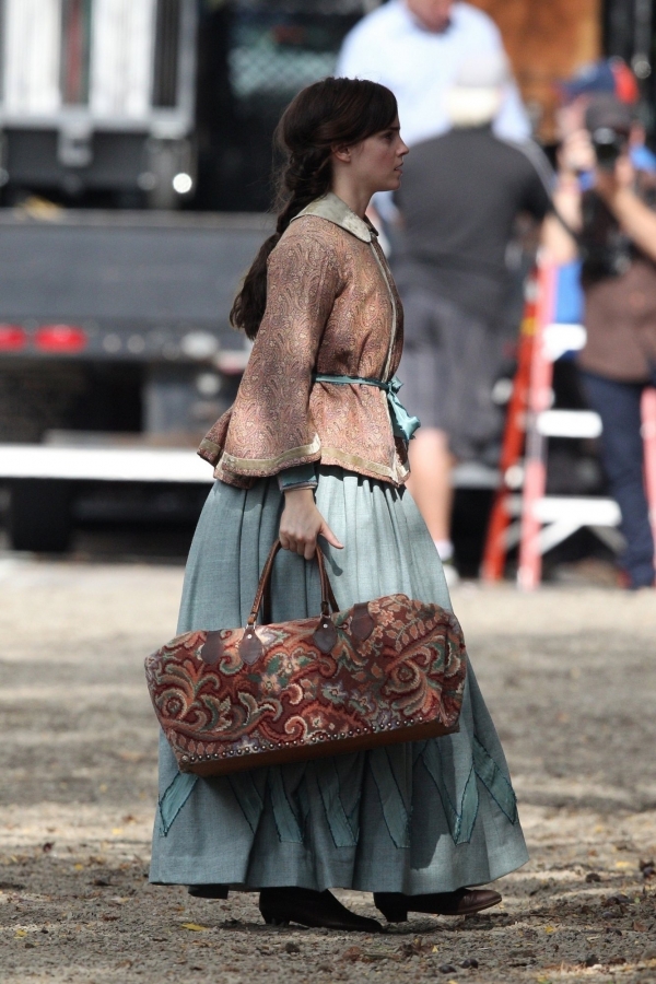 EEW_2018candid_on_set_of_little_women_in_boston_ma_02.jpg