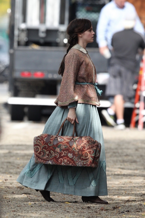 EEW_2018candid_on_set_of_little_women_in_boston_ma_05.jpg