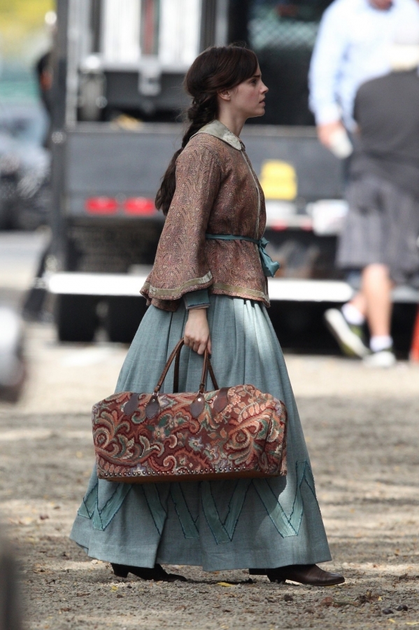 EEW_2018candid_on_set_of_little_women_in_boston_ma_06.jpg