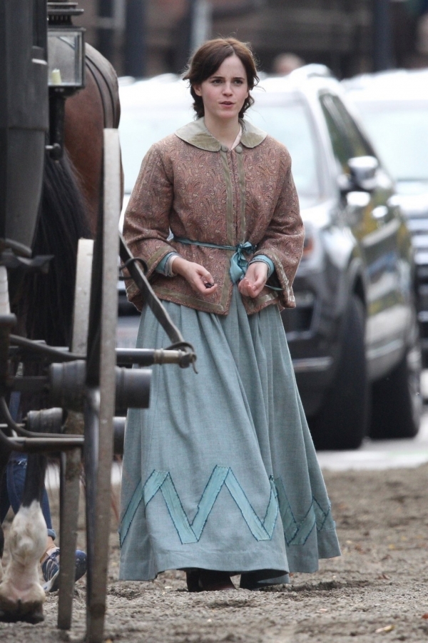 EEW_2018candid_on_set_of_little_women_in_boston_ma_07.jpg