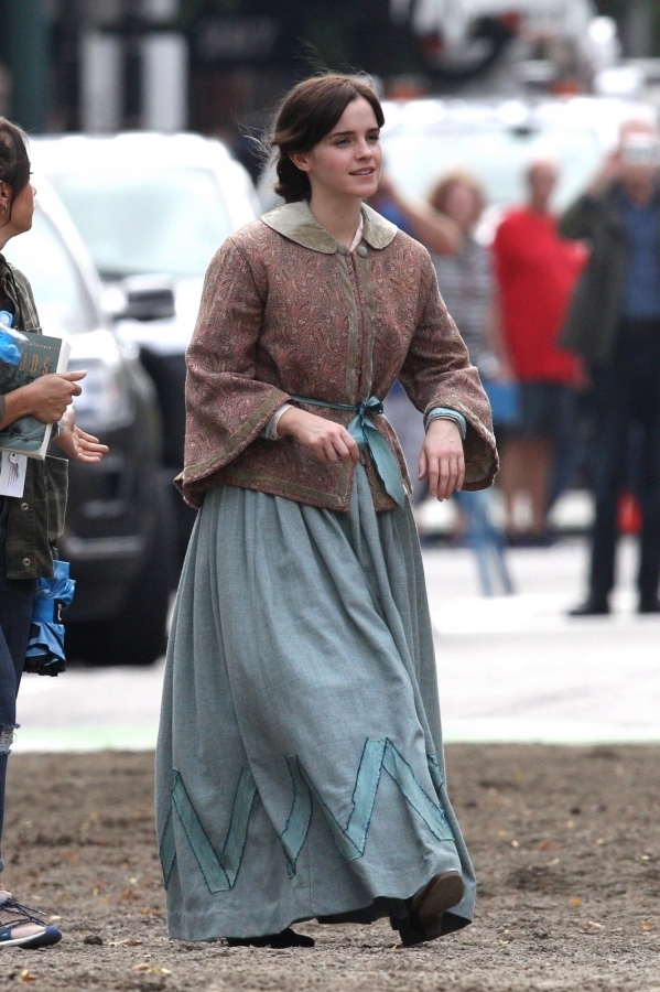 EEW_2018candid_on_set_of_little_women_in_boston_ma_08.jpg