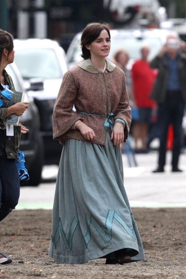 EEW_2018candid_on_set_of_little_women_in_boston_ma_20.jpg