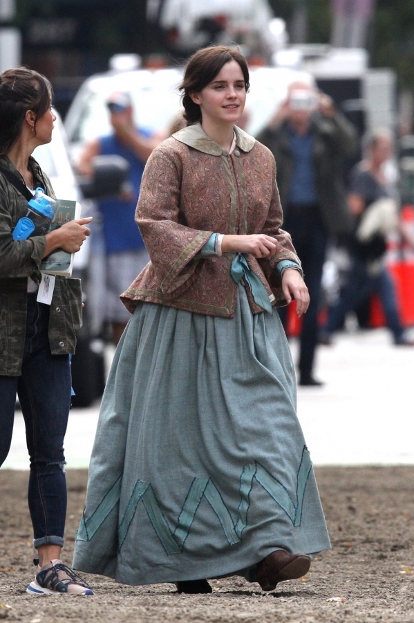 EEW_2018candid_on_set_of_little_women_in_boston_ma_24.jpg