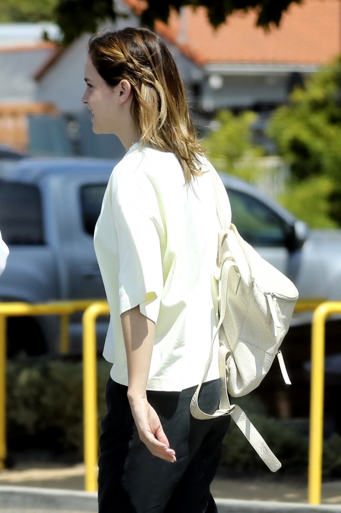 EEW_2019candid_aug13_out_for_lunch_in_santa_monica_ca_010.jpg
