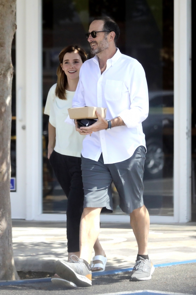 EEW_2019candid_aug13_out_for_lunch_in_santa_monica_ca_011.jpg