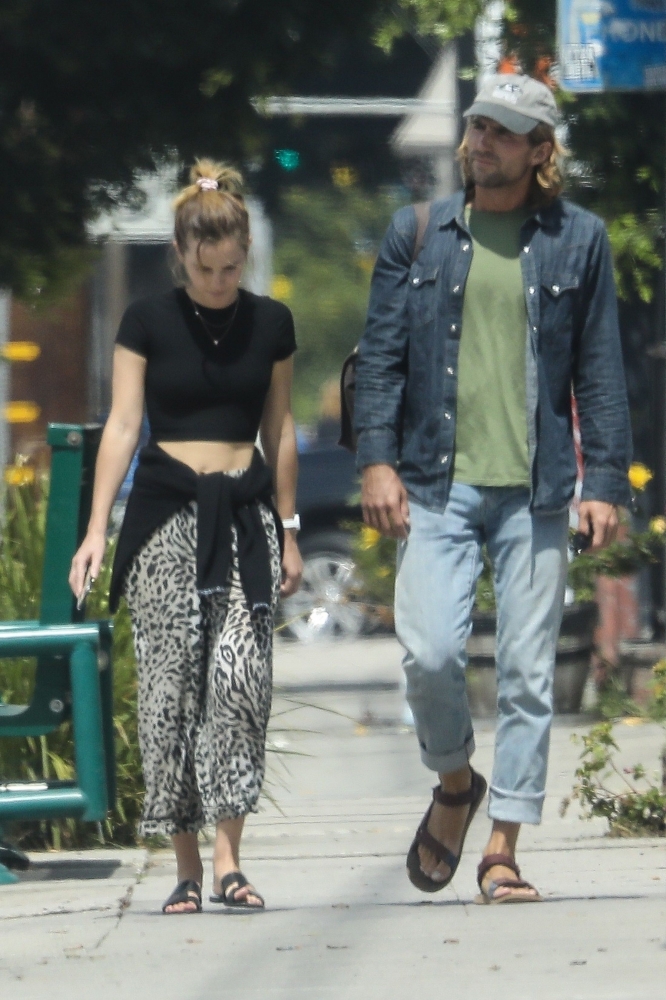 EEW_2019candid_aug28_out_for_lunch_at_double_zero_pizza_031.jpg