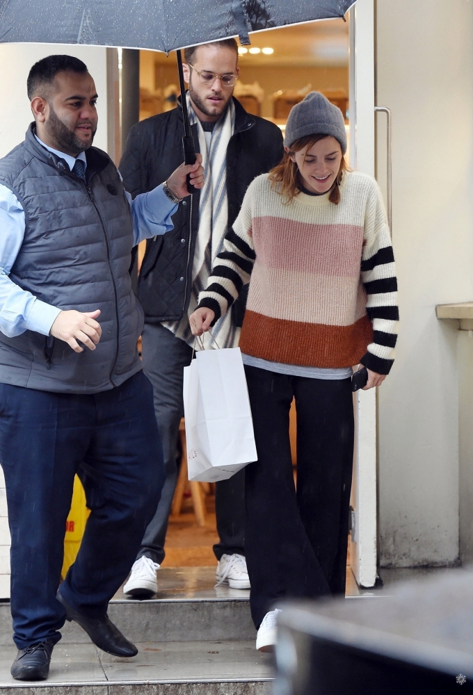 EEW_2019candid_oct24_out_and_about_in_london_001.jpg