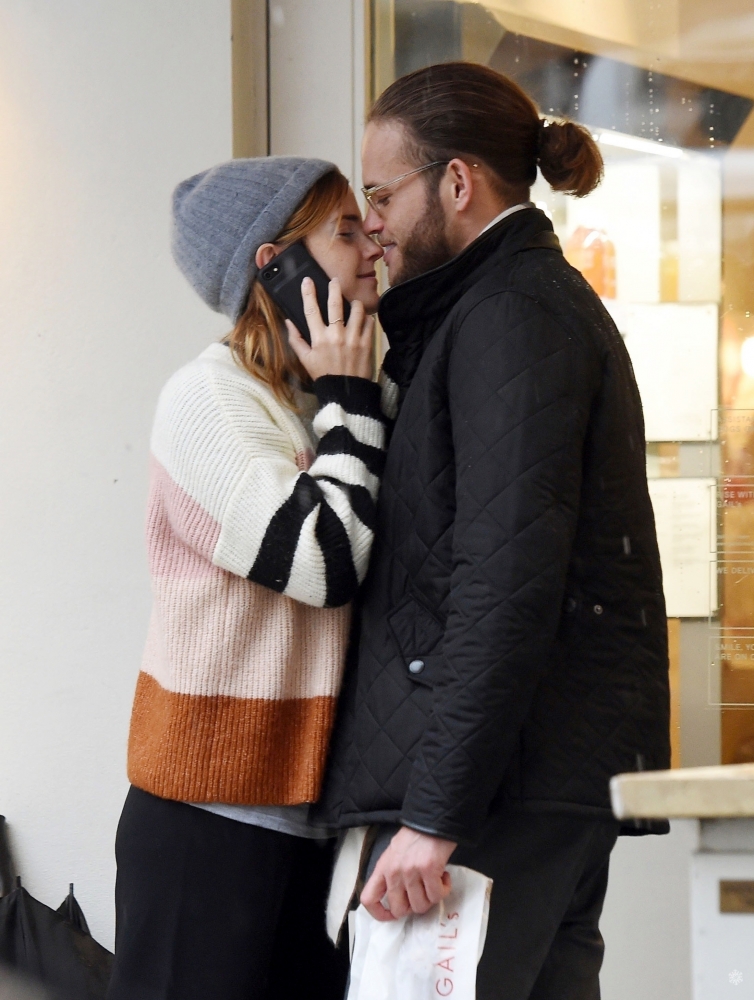 EEW_2019candid_oct24_out_and_about_in_london_004.jpg