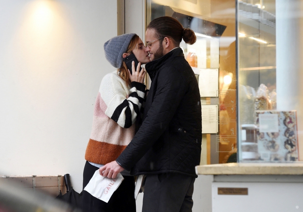 EEW_2019candid_oct24_out_and_about_in_london_005.jpg