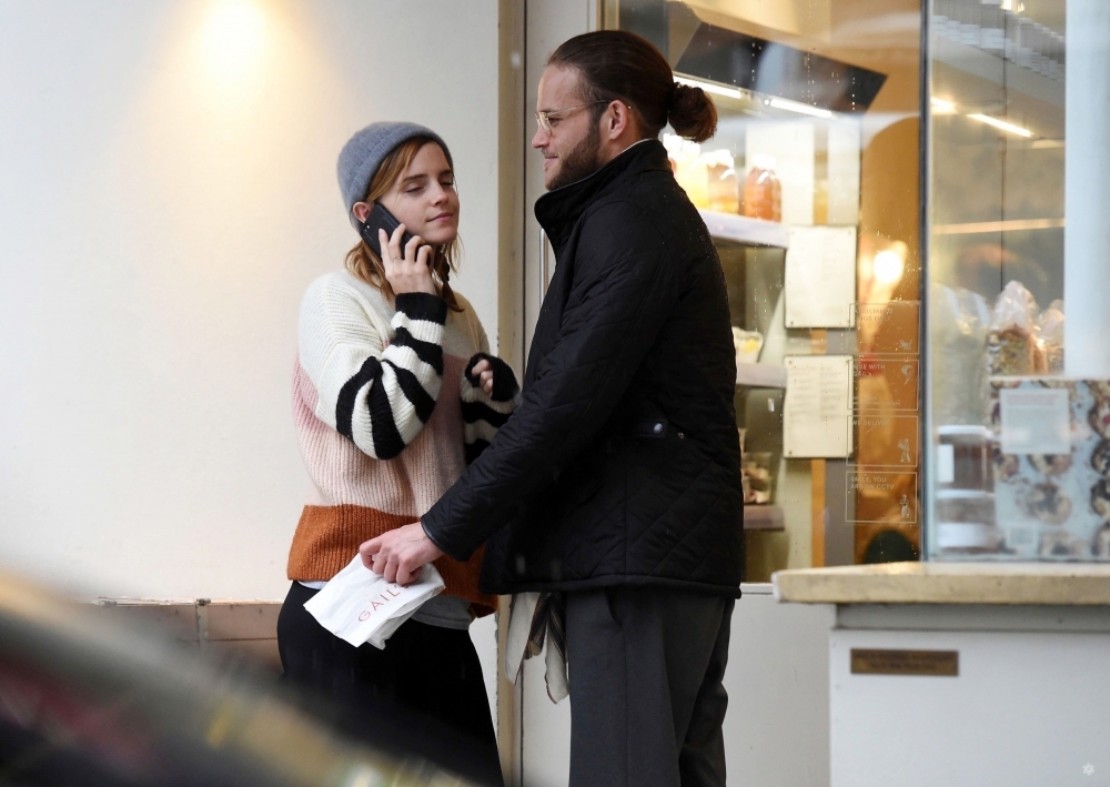EEW_2019candid_oct24_out_and_about_in_london_006.jpg