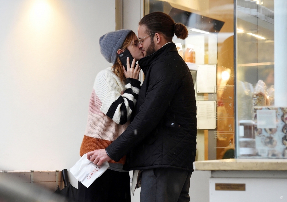 EEW_2019candid_oct24_out_and_about_in_london_007.jpg