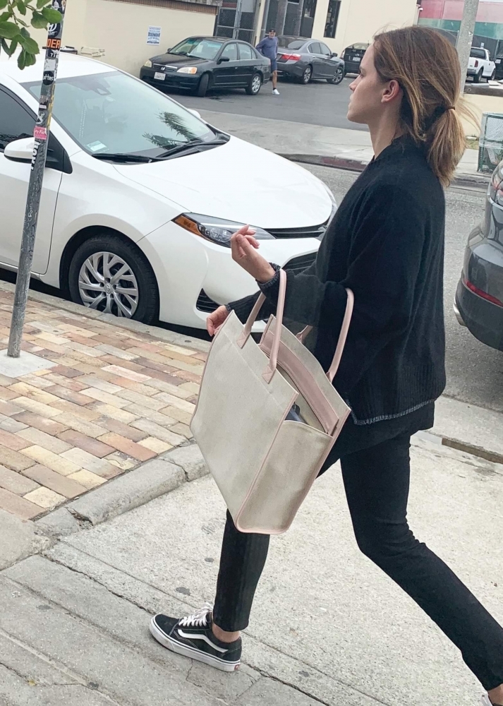 EEW_2019candid_out_for_coffee_in_venice_ca_020.jpg