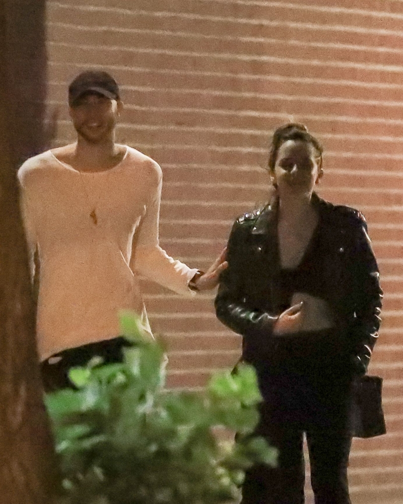 EEW_2019candid_out_with_cole_cook_in_nyc_014.jpg