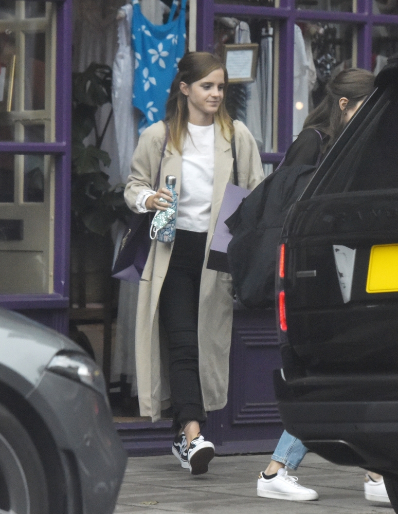 EEW_2020candid_july9_shops_at_tallulah_lingerie_in_london_004.jpg