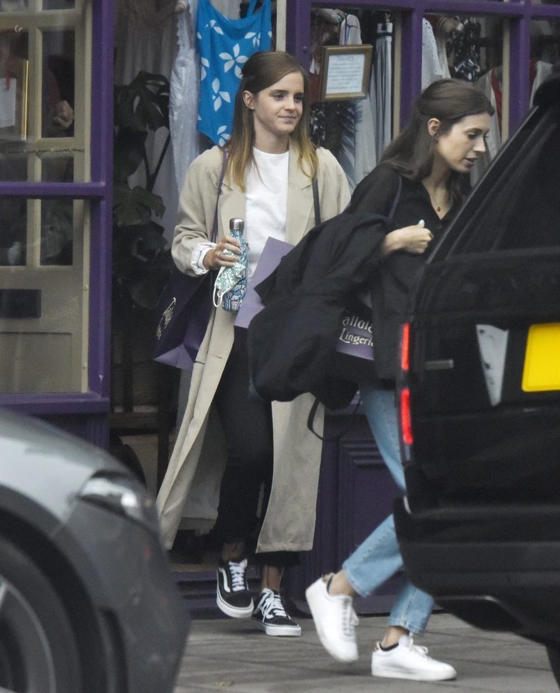 EEW_2020candid_july9_shops_at_tallulah_lingerie_in_london_006.jpg