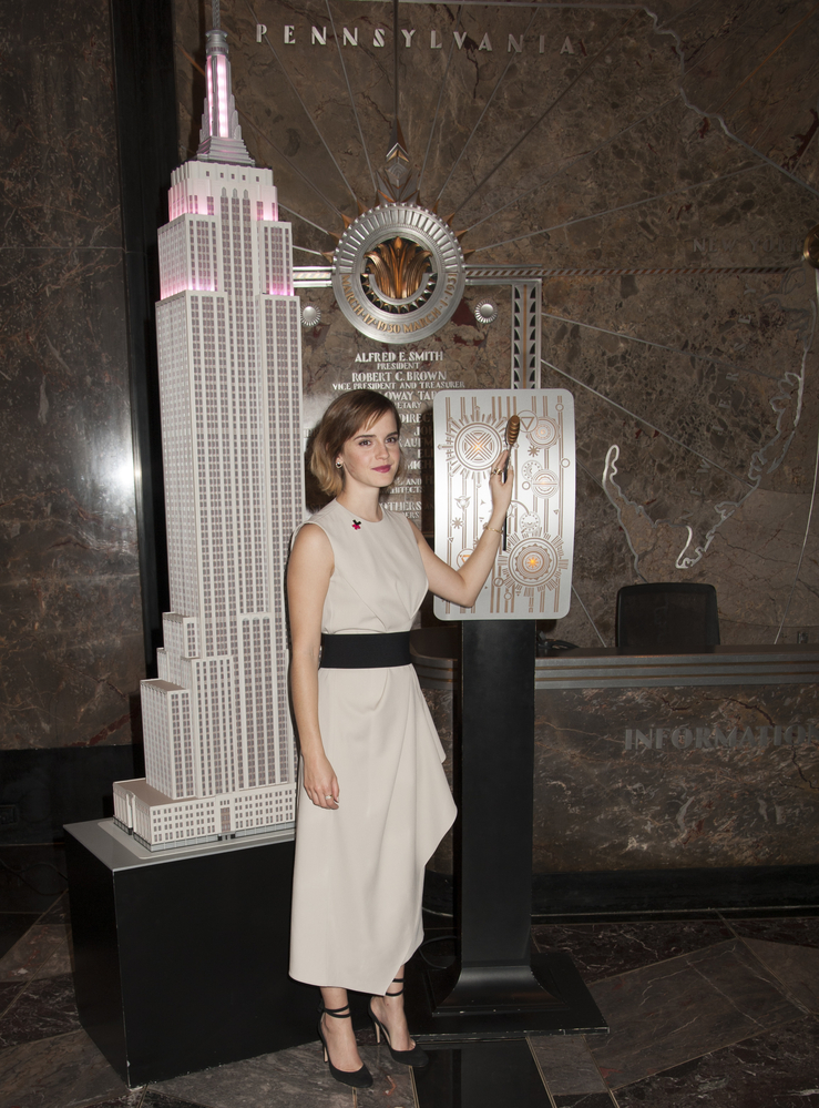 emma_watson_2016_lights_the_empire_state_building_iwd_in_nyc_03.jpg