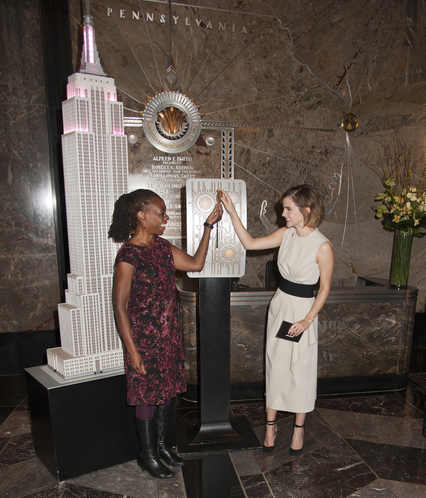 emma_watson_2016_lights_the_empire_state_building_iwd_in_nyc_06.jpg