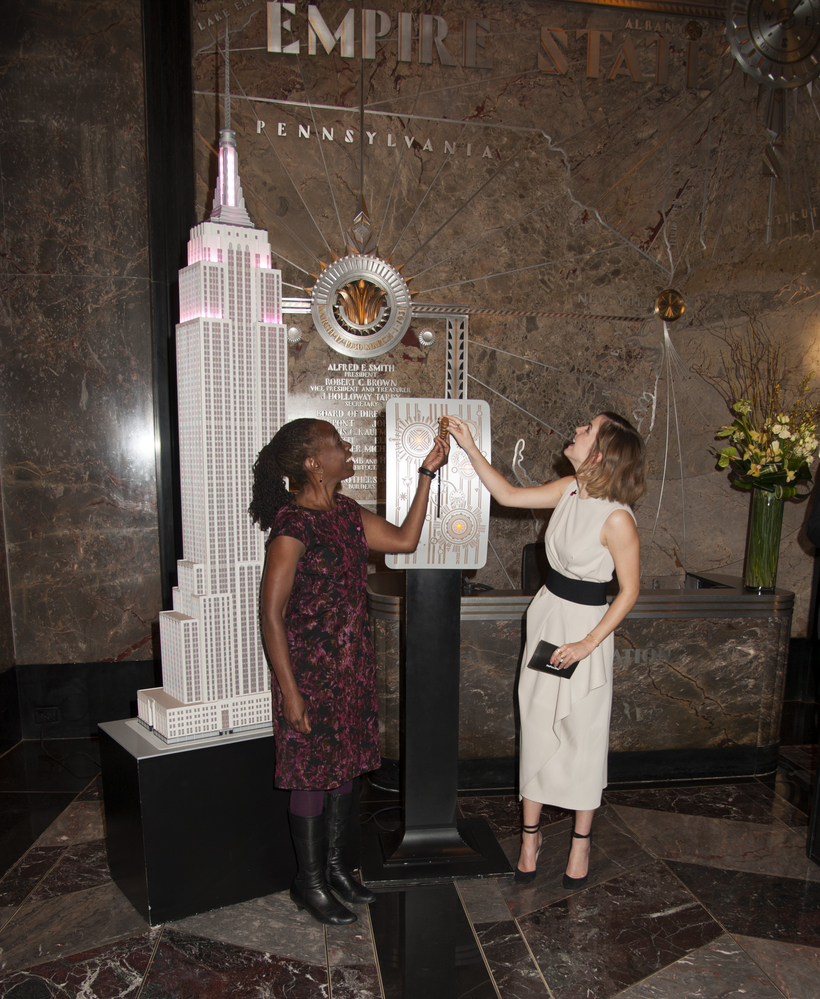 emma_watson_2016_lights_the_empire_state_building_iwd_in_nyc_07.jpg