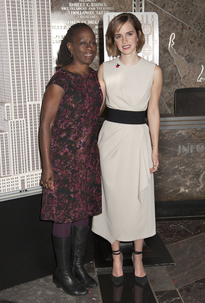 emma_watson_2016_lights_the_empire_state_building_iwd_in_nyc_10.jpg