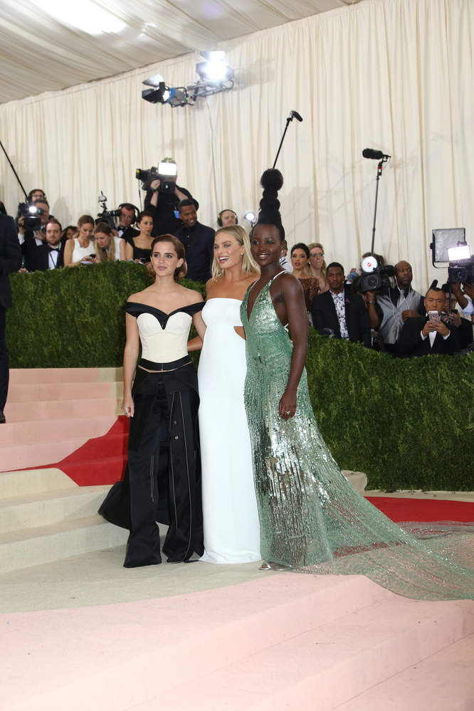 emma_watson_2016_met_costume_institute_gala_136.jpg