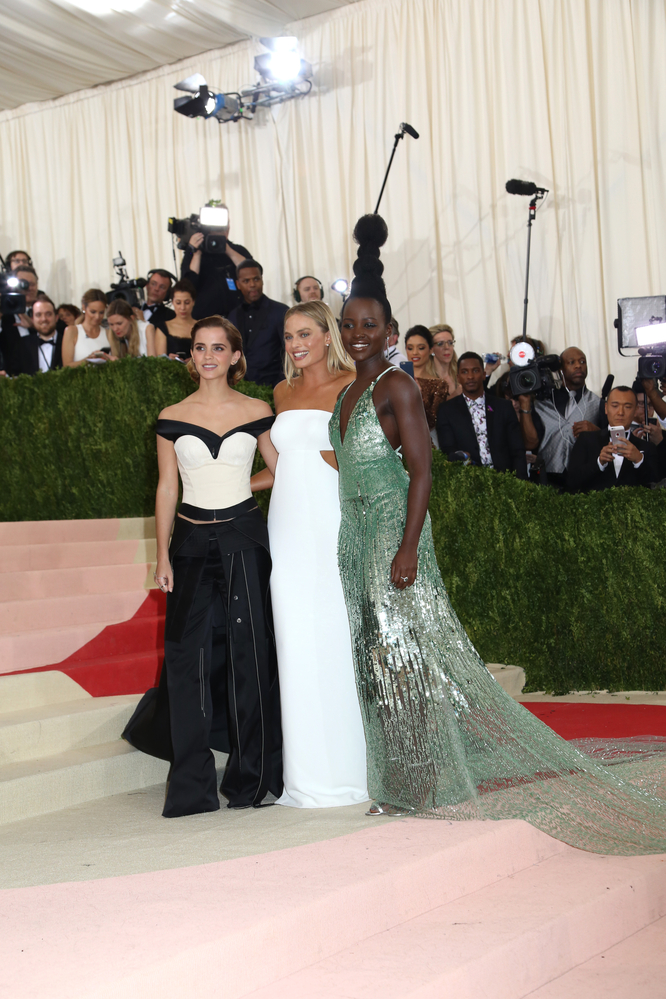 emma_watson_2016_met_costume_institute_gala_137.jpg