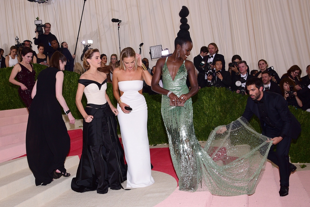 emma_watson_2016_met_costume_institute_gala_162.jpg