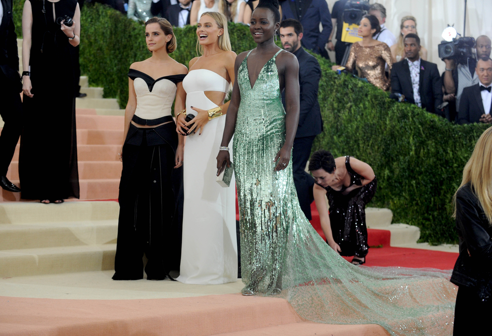 emma_watson_2016_met_costume_institute_gala_238.jpg