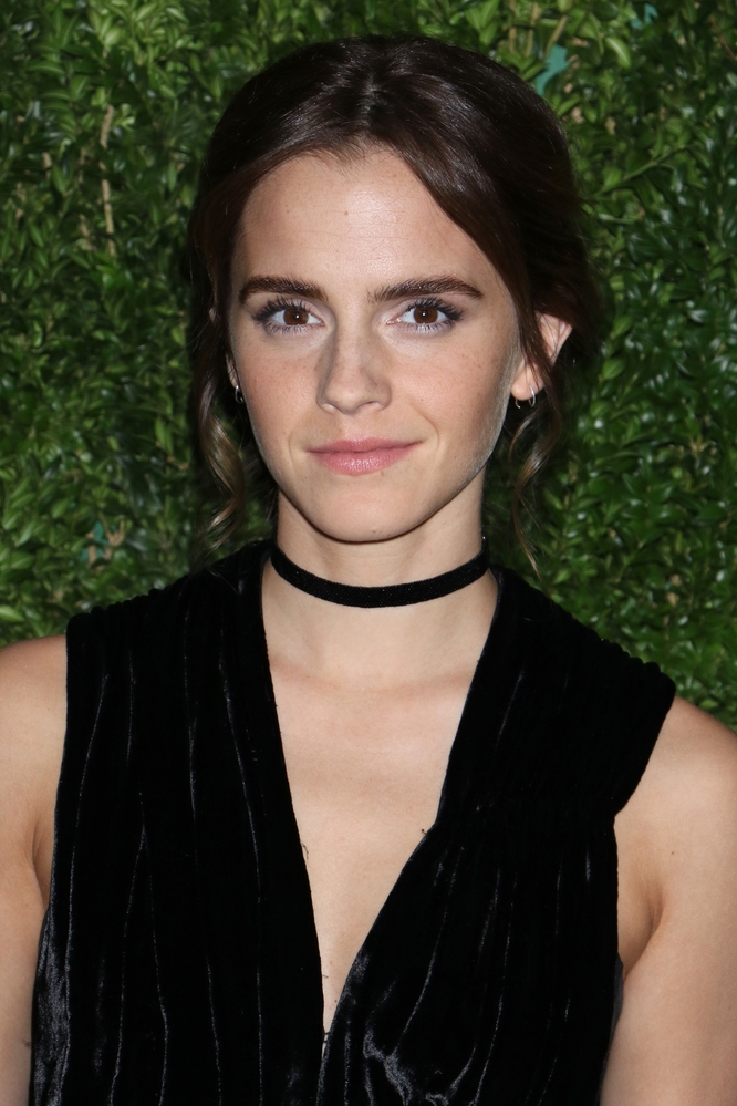emma_watson_2016_nov_moma_film_benefit_tribute_to_tom_hanks_08.jpg